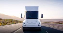 特斯拉电动卡车Semi首次被目睹运输Cybertruck电动皮卡