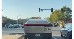 特斯拉Cybertruck电动皮卡“后轮转向掉头”视频曝光