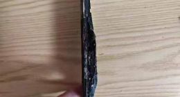 女子称手机凌晨突然自燃致其脚部烧伤，荣耀：正在跟进处理