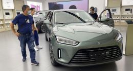 华为“啄食”，从“穷者”下手