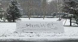 曝联想大厦LOGO被涂成华为 内部论坛称将严肃处理