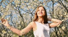 业绩好好好，股价跌跌跌，到底谁在拿捏比亚迪？