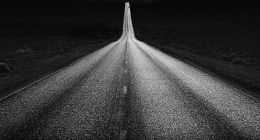 刘强东回归一周年大考：低价战略受挫，股价年内跌50%，京东变革指向何方？