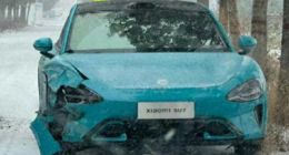 小米汽车SU7首撞 右前大灯被撞烂 前保险杠也受损严重