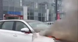 长安汽车刚上完临牌 4S店门前发生自燃