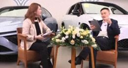 哪吒汽车CEO张勇：直播翘个二郎腿被一帮舔狗对比