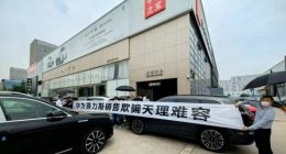 问界老车主集体堵门！销售贴心打伞，还送盒饭