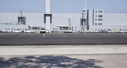 实地探访理想工厂：停车区堆放大量MEGA，数量接近1000台