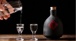 三年跌去超千亿，洋河股份和张联东等待被救赎