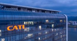 宁德时代卷「896」，曾毓群站上风口浪尖