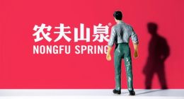 农夫山泉，“惶恐”前行