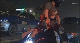 小米SU7没刹住追尾，女骑手路口等红灯时被撞翻