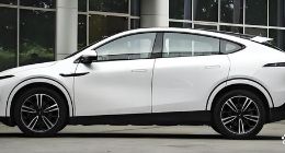 投诉不断持续掉队，小鹏汽车就地反击还是走向边缘？丨正经深度