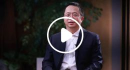 周鸿祎手被车门夹后第三天：现在用左手跟人握手