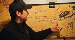 雷军亲临纽北赛道体验：找到了小米工程师涂鸦 签名留念