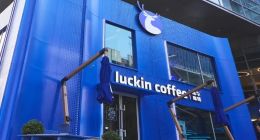 瑞幸咖啡遭价格战反噬？上半年净利润同比减半、新店增速显著放缓 年内市值已蒸发165亿