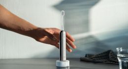 再邋遢的年轻人，也在用电动牙刷刷牙