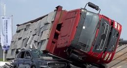 驾驶侧AB柱没抗住：吉利宣传星越L疑翻车