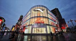 主场竞争，安踏把背影留给耐克