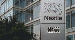 双膝跪地、自愿加班……雀巢“玩梗”惹怒打工人？｜BUG