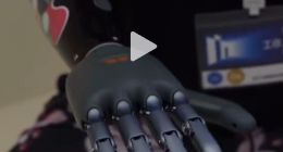 用智能仿生手弹钢琴，意念控制真的来啦