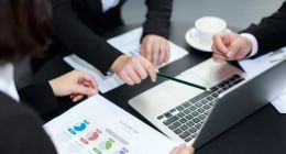 用友网络：急需一场盈利“翻身仗”