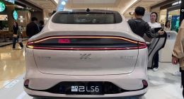 漂移翻车、拉踩同行！年度目标无望的智己急了