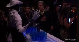 消息称特斯拉擎天柱机器人在发布会上被人类远程操控 其实没有那么智能