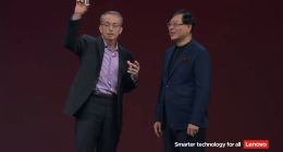 英特尔CEO帕特・基辛格亲手向杨元庆交付联想首颗Panther Lake处理器样品