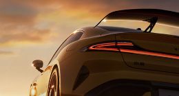 小米SU7 Ultra量产版持续预热：官方海报亮相 展示尾部设计