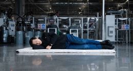 小米CEO雷军自曝车间睡觉照为摆拍，庆祝第10万辆SU7下线纪录