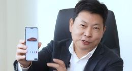 余承东展示华为Mate 70 Pro+正面 沿用上一代三挖孔设计