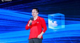 周鸿祎，挤上AI的牌桌