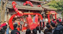 荣耀AI魔法市集风火开市，来成都宽窄巷子迎新年