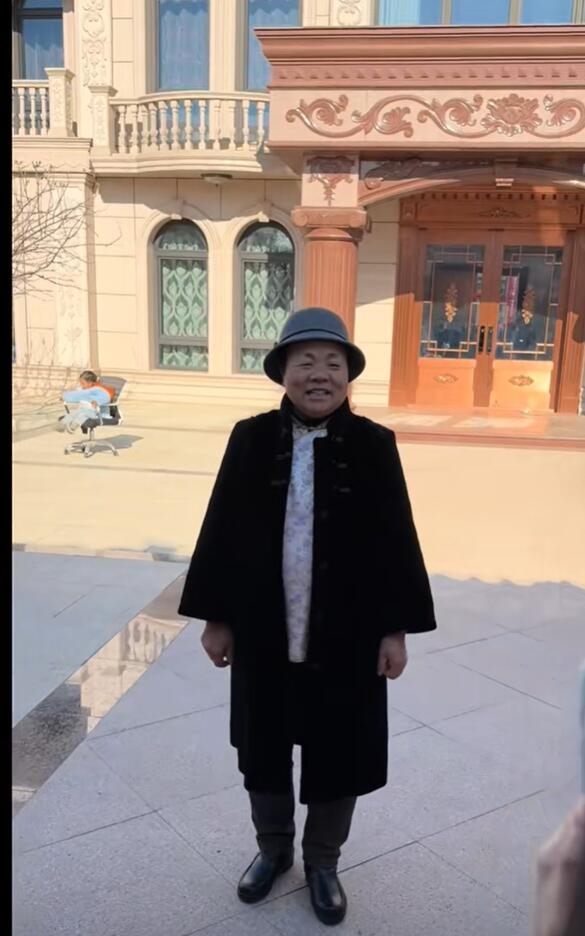 刘强东母亲夸赞章泽天买的新衣:亲自下厨给工作人员做家乡小吃