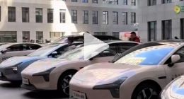 看看，周鸿祎今天送粉丝的20辆小鹏汽车停好了