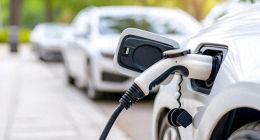 3人身亡！小米SU7高速碰撞爆燃，智驾系统引质疑