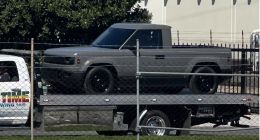 贝索斯打造性价比新车计划浮出水面，小型电动皮卡实车曝光