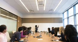 研发突围、生态破局：泛微 OA 如何护住自己的致命短板？