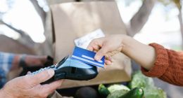 拉卡拉困局与破局：支付巨头的未来之路在何方？