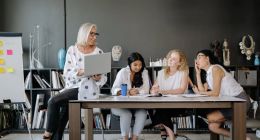 AI重构办公战局！飞书、钉钉，谁主沉浮？