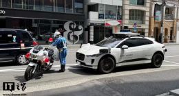 Waymo 自动驾驶出租车在东京被交警拦停，车辆由人类司机驾驶