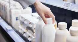 光明乳业扣非净利暴跌近七成，曾经的“乳业第一股”如何迎接新挑战？