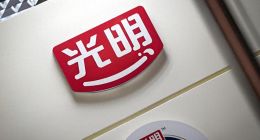 光明乳业：业绩连降员工降薪、董事长高黎明加薪13万贲敏加薪49万