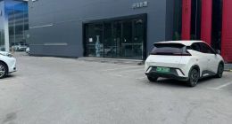 比亚迪山东核心经销商乾城集团停摆：千名车主预付款无法兑现，厂、商对责任各执一词｜大鱼财经