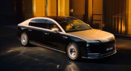 鸿蒙智行尊界S800启动交付，江淮汽车项兴初亲自交付车钥匙，高端市场受热捧