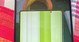 男子买荣耀折叠机一个月屏幕有黑点，换屏没几天又花屏；荣耀回应：再换屏要付费