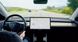 马斯克承诺年底让一半美国人坐上无人出租车，网友：先解决FSD再说