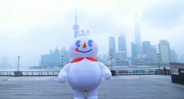 蜜雪冰城“堂吉诃德”式冲锋东方明珠