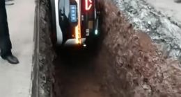 “萝卜快跑”无人驾驶出租车在重庆载乘客坠入市政施工沟槽